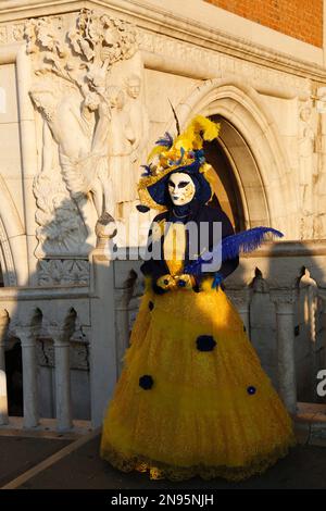Venedig, Italien. 12. Februar 2023 Reveller tragen traditionelle Karnevalskostüme und -Masken, zusammen mit Touristen strömen nach Venedig, um den Karneval in Venedig zu besuchen. Kredit: Carolyn Jenkins/Alamy Live News Stockfoto