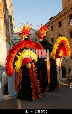 Venedig, Italien. 12. Februar 2023 Reveller tragen traditionelle Karnevalskostüme und -Masken, zusammen mit Touristen strömen nach Venedig, um den Karneval in Venedig zu besuchen. Kredit: Carolyn Jenkins/Alamy Live News Stockfoto