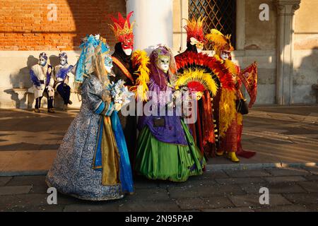 Venedig, Italien. 12. Februar 2023 Reveller tragen traditionelle Karnevalskostüme und -Masken, zusammen mit Touristen strömen nach Venedig, um den Karneval in Venedig zu besuchen. Kredit: Carolyn Jenkins/Alamy Live News Stockfoto