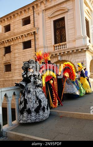 Venedig, Italien. 12. Februar 2023 Reveller tragen traditionelle Karnevalskostüme und -Masken, zusammen mit Touristen strömen nach Venedig, um den Karneval in Venedig zu besuchen. Kredit: Carolyn Jenkins/Alamy Live News Stockfoto