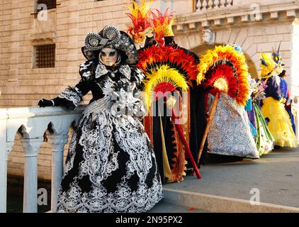 Venedig, Italien. 12. Februar 2023 Reveller tragen traditionelle Karnevalskostüme und -Masken, zusammen mit Touristen strömen nach Venedig, um den Karneval in Venedig zu besuchen. Kredit: Carolyn Jenkins/Alamy Live News Stockfoto
