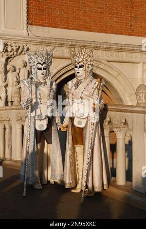Venedig, Italien. 12. Februar 2023 Reveller tragen traditionelle Karnevalskostüme und -Masken, zusammen mit Touristen strömen nach Venedig, um den Karneval in Venedig zu besuchen. Kredit: Carolyn Jenkins/Alamy Live News Stockfoto