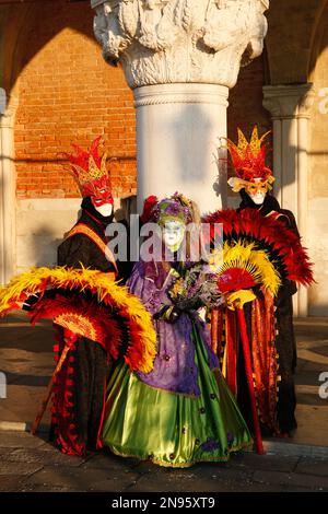 Venedig, Italien. 12. Februar 2023 Reveller tragen traditionelle Karnevalskostüme und -Masken, zusammen mit Touristen strömen nach Venedig, um den Karneval in Venedig zu besuchen. Kredit: Carolyn Jenkins/Alamy Live News Stockfoto