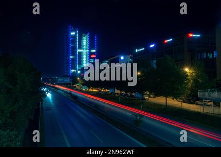 Die Highlight Towers in München, Deutschland, mit A9° Autobahnaufnahme bei langer Belichtung in der Nacht Stockfoto