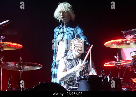 Scottsdale, USA. 12. Februar 2023. Machine Gun Kelly tritt am Samstag, den 11. Februar 2023, auf der von Captain Morgan in Scottsdale, Arizona, präsentierten „The Party“ von Sports Illustrated auf. Foto: Aaron Josefczyk/UPI Credit: UPI/Alamy Live News Stockfoto