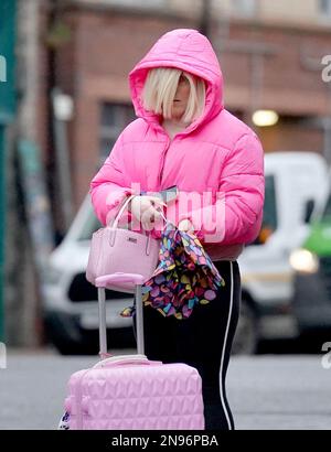 Aktenfoto vom 23.01/23 von Isla Bryson, 31, früher bekannt als Adam Graham, aus Clydebank, West Dunbartonshire, trifft am High Court in Glasgow ein. Die Mutter der Transgender-Vergewaltigerin Isla Bryson hat gesagt, dass die 31-Jährige nie erwähnt hat, als Kind ein Mädchen sein zu wollen. Janet Bryson erzählte der Sunday Mail, dass sie "angewidert und herzlos" sei, dass sich ihr Sohn als Vergewaltiger entpuppt habe. Ausgabedatum: Sonntag, 12. Februar 2023. Stockfoto