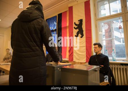 Berlin, Deutschland. 12. Februar 2023. Heute, am 12. Februar 2023, haben sich einige Wähler bereits in den Wahllokalen in Berlin versammelt, um bei der heutigen Wiederwahl zum 19. Repräsentantenhaus von Berlin ihre Stimme abzugeben. Die Wähler versammeln sich in der Schinkel-Grundschule in der Nithackstraße. (Foto: Michael Kuenne/PRESSCOV/Sipa USA) Guthaben: SIPA USA/Alamy Live News Stockfoto