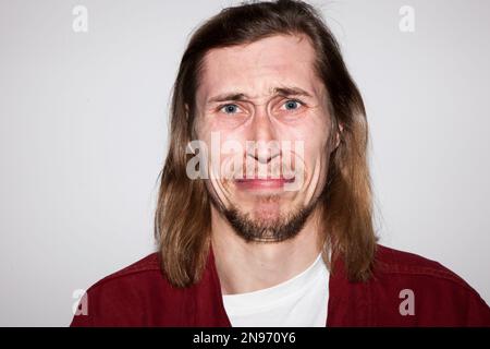 Weinender junger Mann. Gefühl der Angst Stockfoto