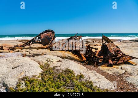 Das Wrack der Aristea liegt auf den Felsen an der Atlantikküste nahe Hondeklip Bay in Südafrika. Das Schiff lief 1945 auf Grund und korrodierte. Stockfoto