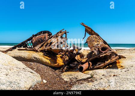 Das Wrack der Aristea liegt auf den Felsen an der Atlantikküste nahe Hondeklip Bay in Südafrika. Das Schiff lief 1945 auf Grund und korrodierte. Stockfoto