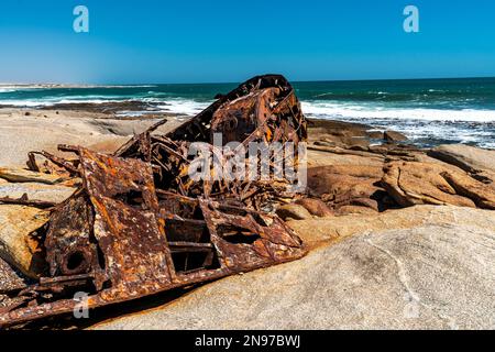 Das Wrack der Aristea liegt auf den Felsen an der Atlantikküste nahe Hondeklip Bay in Südafrika. Das Schiff lief 1945 auf Grund und korrodierte. Stockfoto