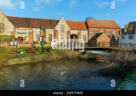 Bishops Mill, Greene King Pub, River Avon, Salisbury, Wiltshire, England, Großbritannien Stockfoto