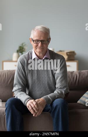 Rücksichtsvoller älterer Rentner mit Brille und eleganter Freizeitkleidung Stockfoto