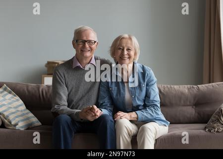 Fröhliche ältere Ehepaare von Großeltern, die in die Kamera schauen Stockfoto