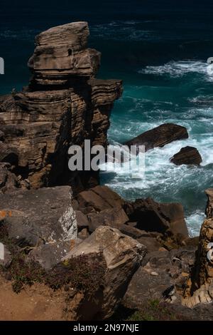 Seesäulen und Stapel geschichteter Felsen, die durch Wellen und Wind in seltsame Formen geformt wurden, sind entlang der zerklüfteten Küste von Cabo Carvoeiro an der Peniche im Stadtteil Leiria im Zentrum Portugals verstreut. Ein Großteil des Sedimentgesteins wurde in der frühen Jurassic Epoche vor bis zu 200 Millionen Jahren gelegt. Stockfoto