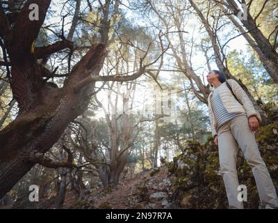 asiatische Frauen lieben es, in der Natur zu sein, wunderschöne Wälder in den Bergen. Frische Luft und Aktivitäten im Freien. Friluftsliv-Konzept bedeutet, so viel Zeit wie möglich im Freien zu verbringen Stockfoto