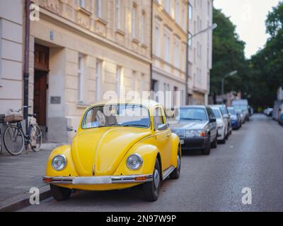 München, Deutschland - 4. August 2022 : Personentransport auf der Straße gelber volkswagen-Käfer Stockfoto