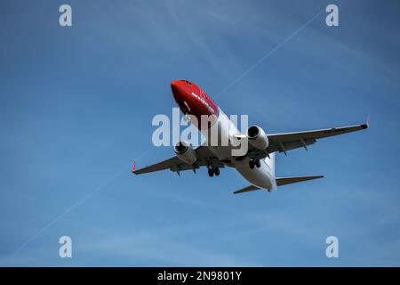Flughafen Balice, Kraków, Krakau, Polen – 17. März 2019: Eine norwegische Air Shuttle-Fluggesellschaft landet vor blauem Himmel. Norwegische Billigflugzeuge Stockfoto