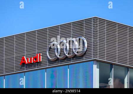 Saint-Martin-des-Champs, Frankreich - August 24 2022: Zeichen der Audi AG, eines deutschen Automobilherstellers von Luxusfahrzeugen mit Hauptsitz in Ingolstadt, B. Stockfoto