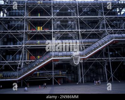 Frankreich, Paris, Centre Pompidou, bekannt als "inside out Building", es beherbergt eine Sammlung der bildenden Kunst. Stockfoto