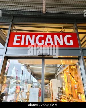 Kiel, Deutschland - 11. Februar 2023: Eingangsbereich eines Bauhaus-DIY-Geschäfts Stockfoto