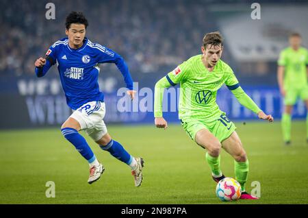 Gelsenkirchen, Deutschland. 10. Februar 2023. Soichiro Kozuki (S04) Jakub Kaminski (Wolfsburg) FC Schalke 04 - VfL Wolfsburg Bundesliga 10.02.2023 Copyri Stockfoto