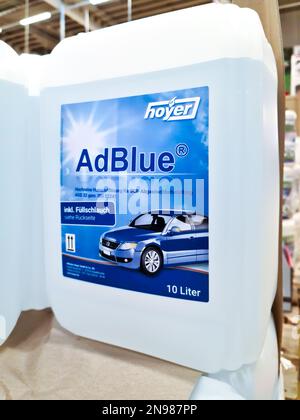 Kiel, Deutschland - 11. Februar 2023: Kanisterstapel des Additivs AdBlue auf einem Markt Stockfoto