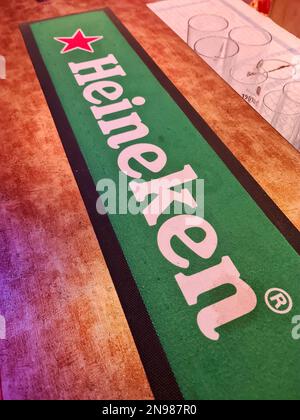 Kiel, Deutschland - 11. Februar 2023: Heineken-Logo auf der Theke einer Bar Stockfoto