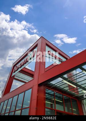 Kiel, Deutschland - 11. Februar 2023: Eingangsbereich des Möbelgeschäfts der Marke Toom bei gutem Wetter. Stockfoto