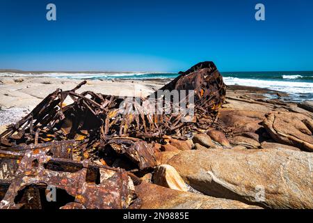 Das Wrack der Aristea liegt auf den Felsen an der Atlantikküste nahe Hondeklip Bay in Südafrika. Das Schiff lief 1945 auf Grund und korrodierte. Stockfoto