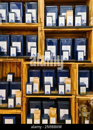 Kiel, Deutschland - 11. Februar 2023: Eine bunte Teemischung in einem Teehaus Stockfoto