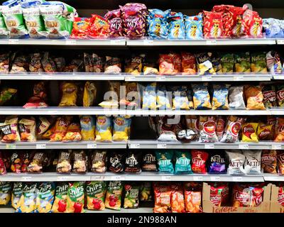 Kiel, Deutschland - 11. Februar 2023: Verschiedene Sorten von Lay-Marken-Chip-Taschen auf einem Supermarktregal. Stockfoto
