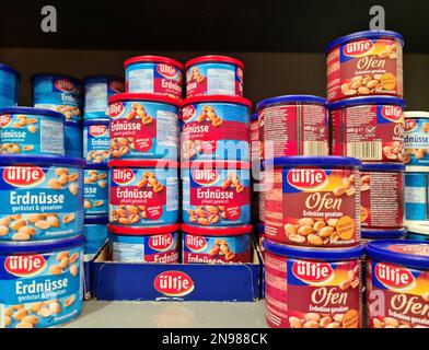 Kiel, Deutschland - 11. Februar 2023: Verschiedene Sorten von Ueltje legen Markenerdnüsse auf ein Regal des Supermarkts. Stockfoto