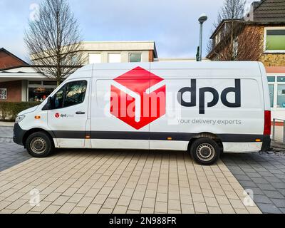 Kiel, Deutschland - 11. Februar 2023: Lieferwagen der Lieferfirma DPD an einer Straße geparkt Stockfoto