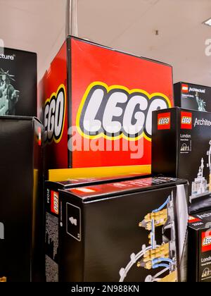 Kiel, Deutschland - 11. Februar 2023: LEGO-Logo zwischen Spielzeugschachteln Stockfoto