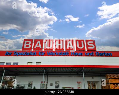 Kiel, Deutschland - 11. Februar 2023: Eingangsbereich eines Bauhaus-DIY-Geschäfts Stockfoto