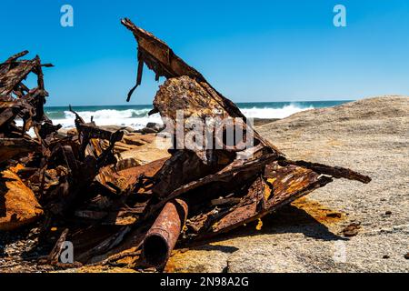 Das Wrack der Aristea liegt auf den Felsen an der Atlantikküste nahe Hondeklip Bay in Südafrika. Das Schiff lief 1945 auf Grund und korrodierte. Stockfoto