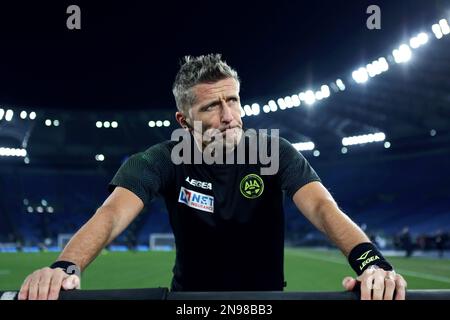 Der Schiedsrichter Daniele Orsato schaut während der Aufwärmphase vor der italienischen Meisterschaft ein Fußballspiel zwischen SS Lazio und Atalanta BC am 11. Februar 2023 im Stadio Olimpico in Rom, Italien, zu - Photo Federico Proietti / DPPI Credit: DPPI Media/Alamy Live News Stockfoto