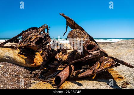 Das Wrack der Aristea liegt auf den Felsen an der Atlantikküste nahe Hondeklip Bay in Südafrika. Das Schiff lief 1945 auf Grund und korrodierte. Stockfoto