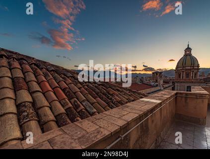 Die Stadt Palermo von den Dächern in der Abenddämmerung gesehen, Sizilien Stockfoto