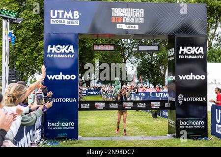 Rotorua, Newzealand. 11. Februar 2023. Nancy Jiang stürzt auf die Linie, während sie am 11. Februar 2023 in Newzealand das TUM 102-Frauenevent des Tarawera Ultramarathons 2023 auf den Bergwegen um Rotorua beendet. Kredit: Graeme Murray/Xinhua/Alamy Live News Stockfoto