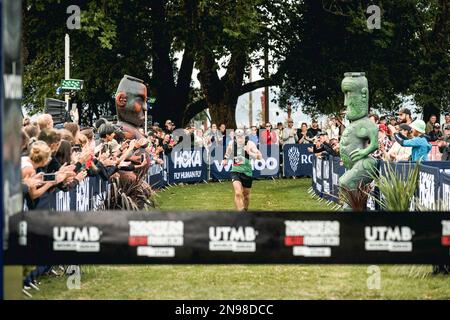 Rotorua, Newzealand. 11. Februar 2023. Zach Miller stürzt am 11. Februar 2023 auf die Linie beim TUM Miller Male Event des Tarawera Ultramarathon 2023 auf den Bergwegen rund um Rotorua in Newzealand. Kredit: Cameron McKenzie/Xinhua/Alamy Live News Stockfoto