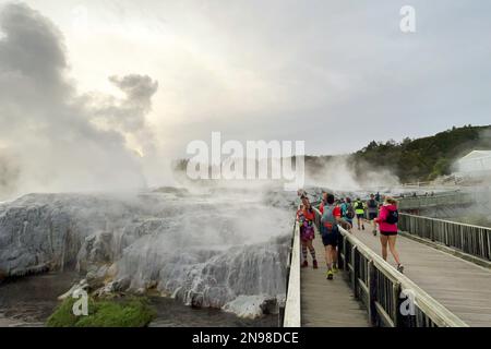 Rotorua, Newzealand. 11. Februar 2023. Die Teilnehmer nehmen am Tarawera Ultramarathon 2023 auf Bergwegen rund um Rotorua in Newzealand am 11. Februar 2023 Teil. Kredit: Lu Huaiqian/Xinhua/Alamy Live News Stockfoto