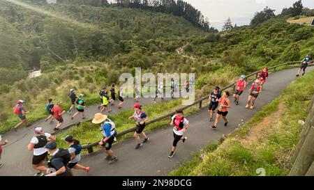 Rotorua, Newzealand. 11. Februar 2023. Die Teilnehmer nehmen am Tarawera Ultramarathon 2023 auf Bergwegen rund um Rotorua in Newzealand am 11. Februar 2023 Teil. Kredit: Lu Huaiqian/Xinhua/Alamy Live News Stockfoto