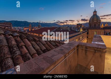 Die Stadt Palermo von den Dächern in der Abenddämmerung gesehen, Sizilien Stockfoto