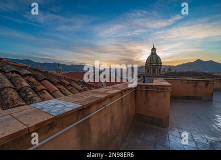 Die Stadt Palermo von den Dächern in der Abenddämmerung gesehen, Sizilien Stockfoto