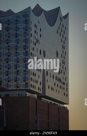 Europa, Deutschland, Hamburg, Hamburgs Elbphilharmonie bei schönem Sonnenuntergang Stockfoto