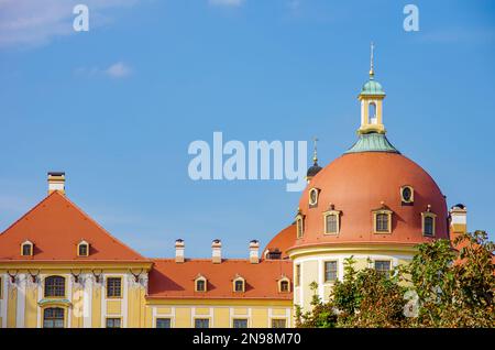 Blick vom Süden des Moritzburger Schlosses in der Nähe von Dresden, Sachsen, Deutschland, Europa. Stockfoto