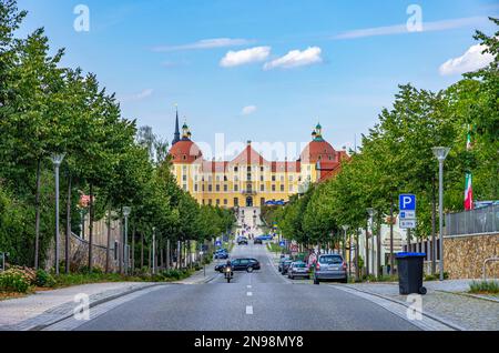 Schloss Moritzburg in der Nähe von Dresden, Sachsen, Deutschland, Europa, Blick von Süden und typische Verkehrslage an der Hauptzufahrtsstraße. Stockfoto