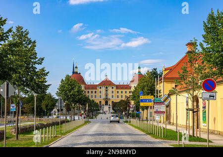 Schloss Moritzburg in der Nähe von Dresden, Sachsen, Deutschland, Europa, Blick von Süden und typische Verkehrslage an der Hauptzufahrtsstraße. Stockfoto